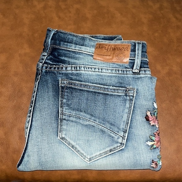 Driftwood Embroidered Floral Marilyn MID Rise NWT Size 27 - Picture 3 of 16